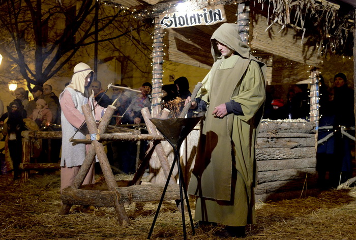 Zagreb, 221212.
Kaptol.
Zajednica Cenacolo vec 13 godina ispred Katedrale na Kaptolu u bozicno vrijeme priredjuje Zive jaslice.
Na fotografiji: detalj sa priredbe.
Foto: Admir Buljubasic / CROPIX Zagreb, 221212.
Kaptol.
Zajednica Cenacolo vec 13 godina ispred Katedrale na Kaptolu u bozicno vrijeme priredjuje Zive jaslice.
Na fotografiji: detalj sa priredbe.
Foto: Admir Buljubasic / CROPIX