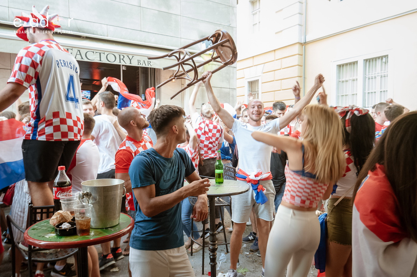 Navijačko ludilo u Zadru za vrijeme i nakon finala Svjetskog prvenstva Navijačko ludilo u Zadru za vrijeme i nakon finala Svjetskog prvenstva