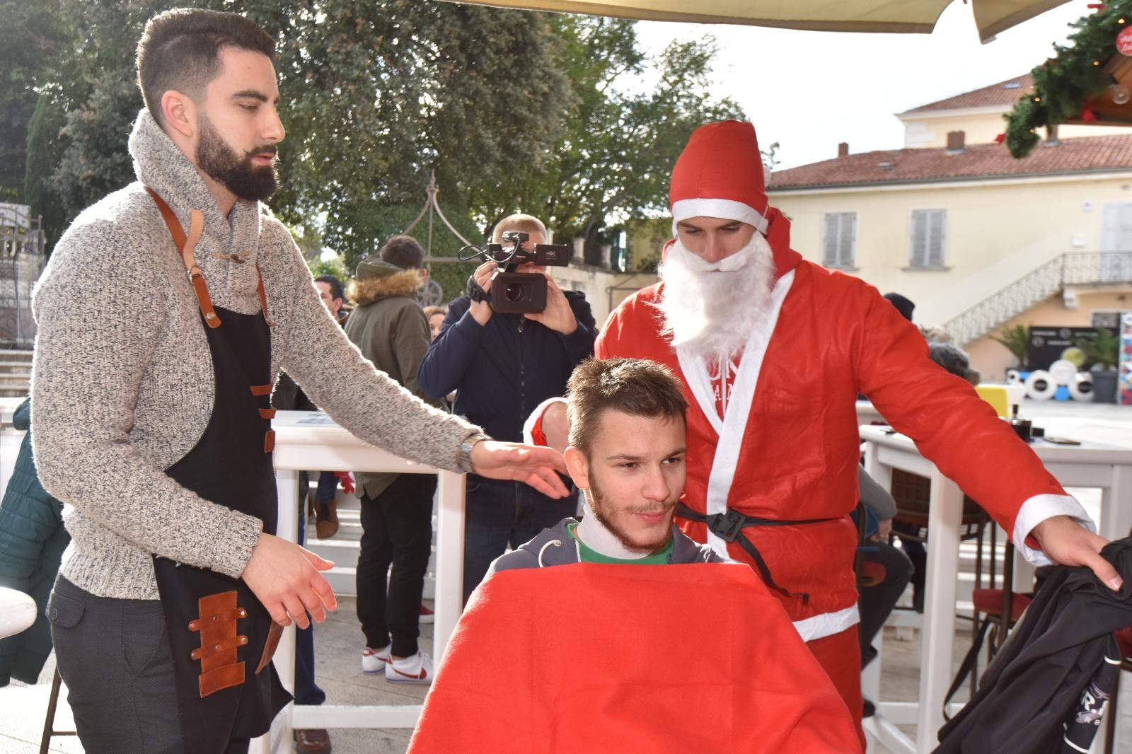 U sklopu Adventa u Zadru otvorena humanitarna brijačnica koja je nudila besplatno brijanje U sklopu Adventa u Zadru otvorena humanitarna brijačnica koja je nudila besplatno brijanje