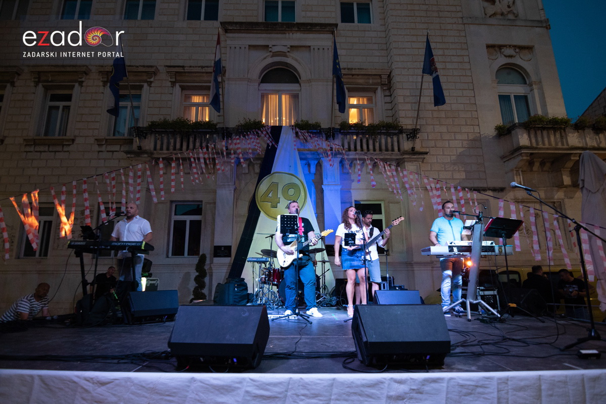 Svečani doček svjetskih prvaka Mihovila i Šime Fantele na Narodnom trgu Svečani doček svjetskih prvaka Mihovila i Šime Fantele na Narodnom trgu