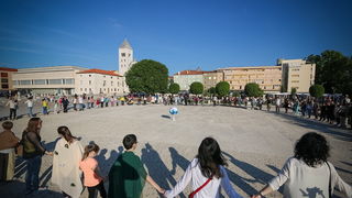 Glazbeno scenski nastup “Iskra ljubavi za mir” i grupna meditacija na Forumu