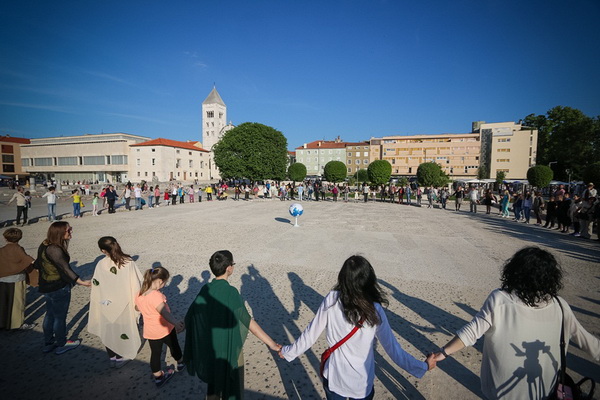 Glazbeno scenski nastup “Iskra ljubavi za mir” i grupna meditacija na Forumu