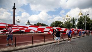 U Fun zoni u Kalinjingradu hrvatski navijači razvili 96-metarsku zastavu