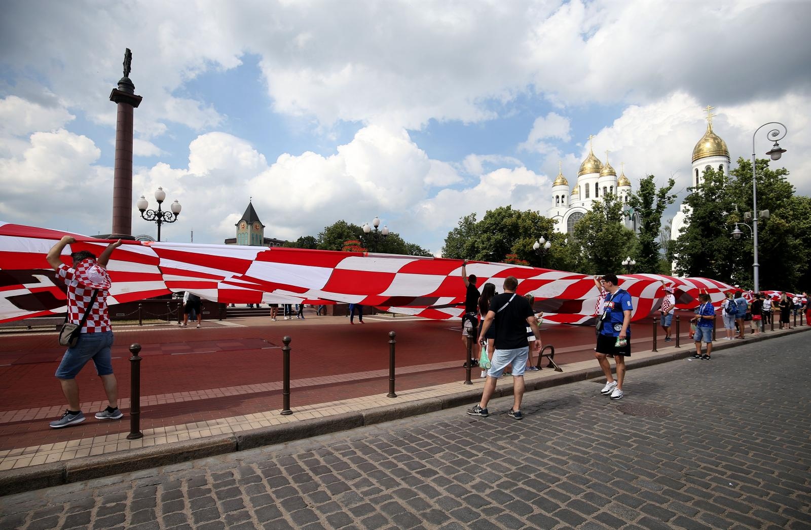 U Fun zoni u Kalinjingradu hrvatski navijači razvili 96-metarsku zastavu