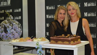 Da je čokolada omiljena svima već je dobro poznato no glumice Ecija Ojdanić, Sanja Vejnović, Ana Vilenica i Ana Begić posebno su uživale u slasticama na proslavi rođendana Studia Marcela međusobno prepričavajući dogodovštine sa seta. Da je čokolada omiljena svima već je dobro poznato no glumice Ecija Ojdanić, Sanja Vejnović, Ana Vilenica i Ana Begić posebno su uživale u slasticama na proslavi rođendana Studia Marcela međusobno prepričavajući dogodovštine sa seta.