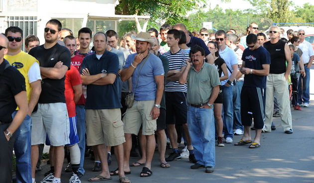 Zadar, 070610.
Guzva  ispred blagajne na Visnjiku gdje se kupuju karte za sutrasnju cetvrtu finalnu utakmicu , Zadar je u prednosti od 2 – 1, a pobjeda bi mu donjela naslov prvaka Hrvatske.
Foto : Andrija Lucic / CROPIX