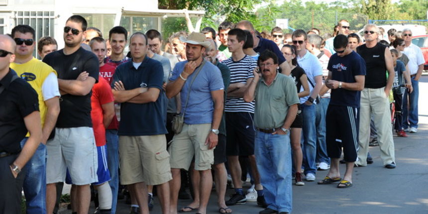 Zadar, 070610.
Guzva ispred blagajne na Visnjiku gdje se kupuju karte za sutrasnju cetvrtu finalnu utakmicu , Zadar je u prednosti od 2 – 1, a pobjeda bi mu donjela naslov prvaka Hrvatske.
Foto : Andrija Lucic / CROPIX Zadar, 070610.
Guzva ispred blagajne na Visnjiku gdje se kupuju karte za sutrasnju cetvrtu finalnu utakmicu , Zadar je u prednosti od 2 – 1, a pobjeda bi mu donjela naslov prvaka Hrvatske.
Foto : Andrija Lucic / CROPIX