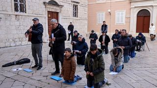Muška molitva ispred katedrale Sv. Stošije