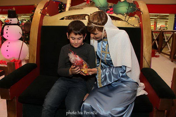 Sv. Luce razveselila mališane u Supernova centru, Foto: Iva Perinčić Sv. Luce razveselila mališane u Supernova centru, Foto: Iva Perinčić