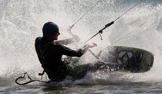 Zadar, 050411.
Nekoliko surfera iskoristilo je buru i suncan  dan za surfanje na plazi Zdrijac u Ninu.
Foto: Vladimir Ivanov / CROPIX