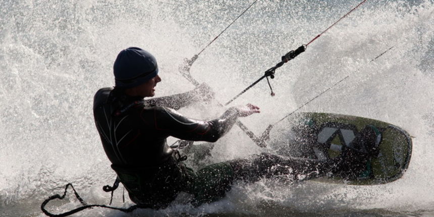 Zadar, 050411.
Nekoliko surfera iskoristilo je buru i suncan  dan za surfanje na plazi Zdrijac u Ninu.
Foto: Vladimir Ivanov / CROPIX