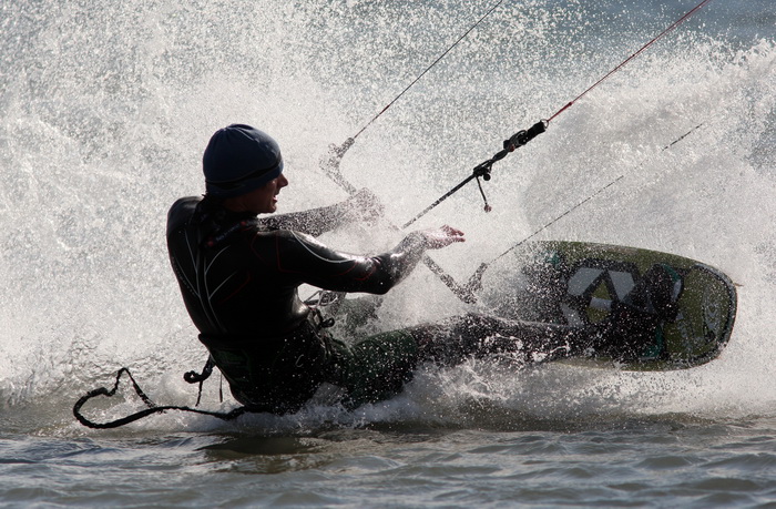 Zadar, 050411.
Nekoliko surfera iskoristilo je buru i suncan  dan za surfanje na plazi Zdrijac u Ninu.
Foto: Vladimir Ivanov / CROPIX