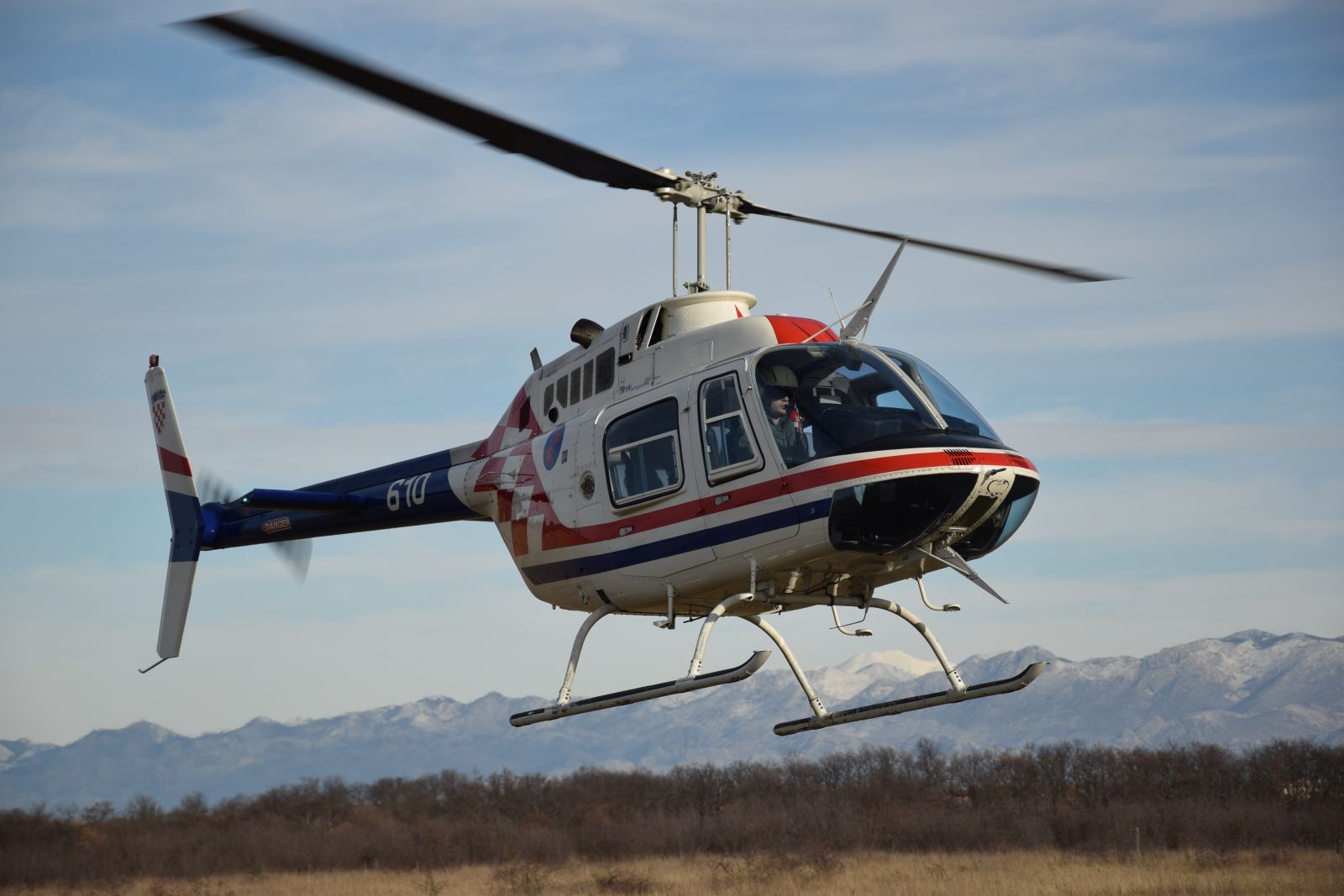 U Zemuniku izvedeni prvi samostalni letovi učenika na helikopterima “Bell-206B” U Zemuniku izvedeni prvi samostalni letovi učenika na helikopterima “Bell-206B”