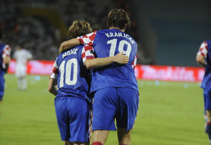 Tel Aviv, 091010.
Ramat-Gan Stadion.
Kvalifikacijska nogometna utakmica grupe F izmedju Izraela i Hrvatske za Euro 2012 u Poljskoj i Ukrajini.
Na slici: Modric i Kranjcar.
Foto: Drago Sopta / CROPIX