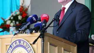 Vukovar, 250610.
U povodu Dana drzavnosti Republike Hrvatske obiljezen  zavrsetak skolovanja polaznika vojnih skola za potrebe Oruzanih snaga. Na fotografiji polaznicima vojnih skola obratio se ministar obrane Branko Vukelic.
Foto: Damir Glibusic / CROPIX