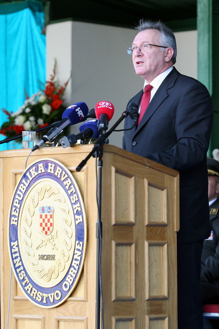 Vukovar, 250610.
U povodu Dana drzavnosti Republike Hrvatske obiljezen  zavrsetak skolovanja polaznika vojnih skola za potrebe Oruzanih snaga. Na fotografiji polaznicima vojnih skola obratio se ministar obrane Branko Vukelic.
Foto: Damir Glibusic / CROPIX