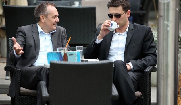 Drago Prgomet i Bozo Petrov, celnici Mosta, popili su kavicu prije stranackog sastanka na Iblerovom trgu. Photo: Robert Anic/PIXSELL