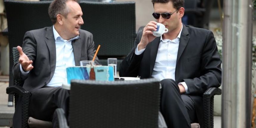 Drago Prgomet i Bozo Petrov, celnici Mosta, popili su kavicu prije stranackog sastanka na Iblerovom trgu. Photo: Robert Anic/PIXSELL