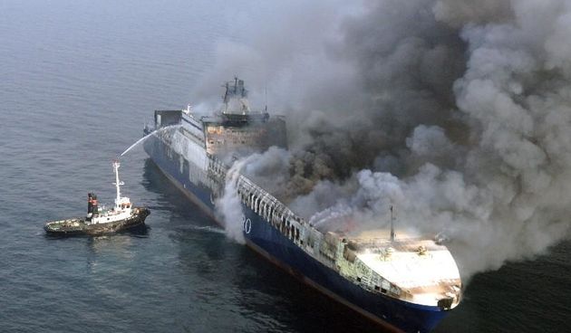 Gašenje zapaljenog turskog broda (Foto: 24sata.hr)