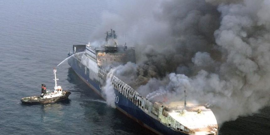 Gašenje zapaljenog turskog broda (Foto: 24sata.hr) Gašenje zapaljenog turskog broda (Foto: 24sata.hr)