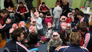 Da hrvatske zlatne Barakude imaju veliko srce pokazali su već prvog dana boravka u Zadru. Posjetili su mališane DV Latica i donijeli im prigodne poklone – vaterpolo kapice hrvatske reprezentacije. Mališani i njihove tete s oduševljenjem su dočekali svoje