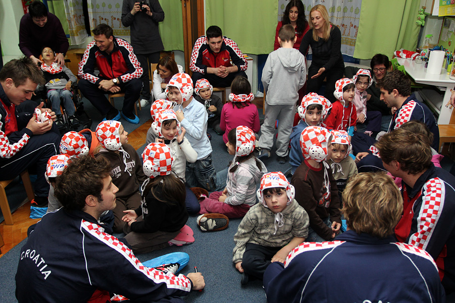 Da hrvatske zlatne Barakude imaju veliko srce pokazali su već prvog dana boravka u Zadru. Posjetili su mališane DV Latica i donijeli im prigodne poklone – vaterpolo kapice hrvatske reprezentacije. Mališani i njihove tete s oduševljenjem su dočekali svoje