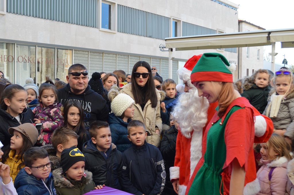 Djed Božićnjak iz Laponije stigao na Forum- poštom!