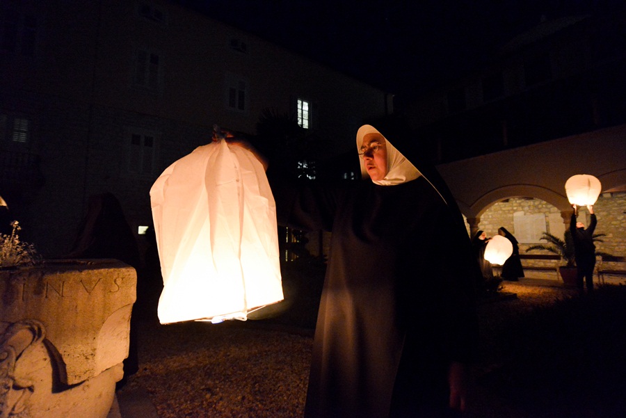 U klaustru samostana sv. Marije i zadarske benediktinke su sudjelovale u akciji “Zaželi ljubav”. Foto: Iva Perinčić U klaustru samostana sv. Marije i zadarske benediktinke su sudjelovale u akciji “Zaželi ljubav”. Foto: Iva Perinčić
