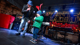 Deset tisuća posjetitelja uživalo u otvorenju Adventa u Zadru- koncertu Ivana Zaka i vatrometu