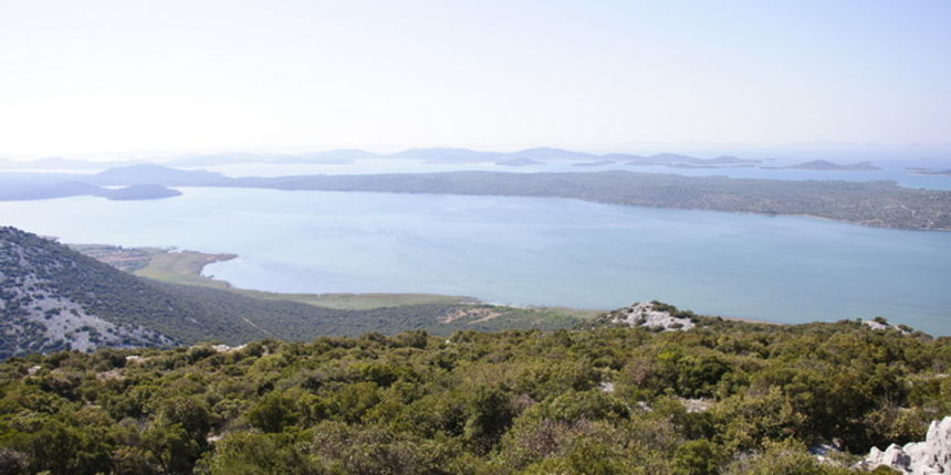Pogled na Vransko jezero s “Kamenjaka” Pogled na Vransko jezero s “Kamenjaka”