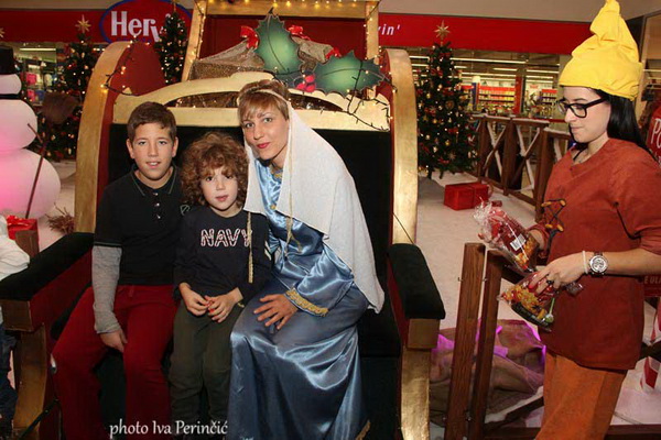 Sv. Luce razveselila mališane u Supernova centru, Foto: Iva Perinčić Sv. Luce razveselila mališane u Supernova centru, Foto: Iva Perinčić