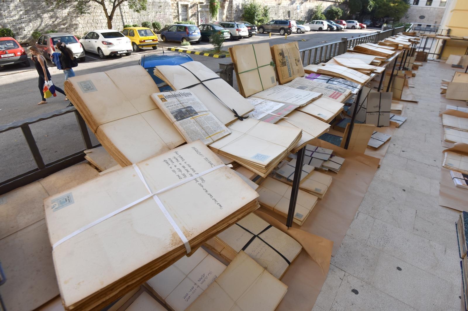 Smočena građa Znanstvene knjižnice Zadar suši se na suncu Smočena građa Znanstvene knjižnice Zadar suši se na suncu