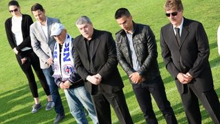 Na stadionu u Stanovima položeni vijenci i zapaljene svijeće za Hrvoja Ćustića Na stadionu u Stanovima položeni vijenci i zapaljene svijeće za Hrvoja Ćustića