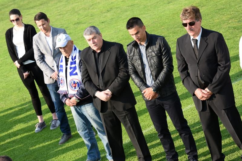 Na stadionu u Stanovima položeni vijenci i zapaljene svijeće za Hrvoja Ćustića Na stadionu u Stanovima položeni vijenci i zapaljene svijeće za Hrvoja Ćustića