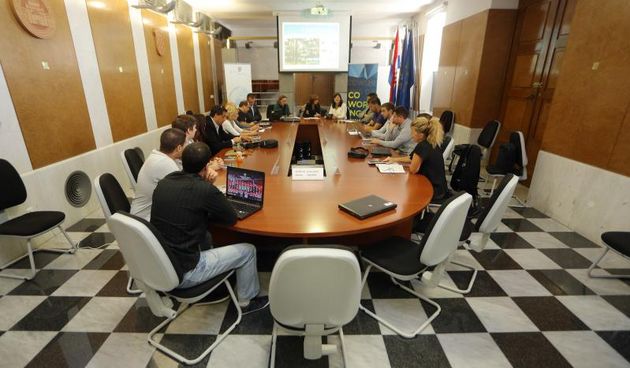 03.10.2013., Zadar – Inicijativa Coworking Zadar na celu s Razvojnom agencijom Zadarske zupanije odrzana je u prostorijama Zadarskog Sveucilista. Udruzenje obrtnika Zadar organizator je dogadjanja pod nazivom Coworking dan koje ima za cilj osnaziti inic