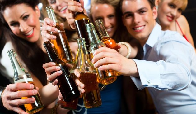 Mladi, alkohol, pivo, zabava