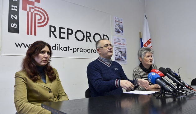 Zagreb, 290113.   
Konferencija za medije Sindikata zaposlenika u hrvatskom skolstvu Preporod, na kojoj je tema bila umanjenje placa i otkazivanje granskih kolektivnih ugovora zaposlenim u skolstvu.
Na fotografiji: Marija Veronika Cvjetkovic, predsjednik
