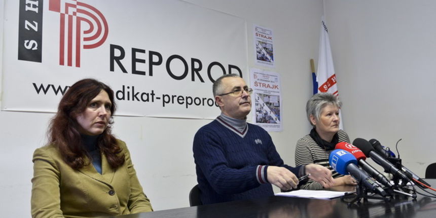 Zagreb, 290113.
Konferencija za medije Sindikata zaposlenika u hrvatskom skolstvu Preporod, na kojoj je tema bila umanjenje placa i otkazivanje granskih kolektivnih ugovora zaposlenim u skolstvu.
Na fotografiji: Marija Veronika Cvjetkovic, predsjednik Zagreb, 290113.
Konferencija za medije Sindikata zaposlenika u hrvatskom skolstvu Preporod, na kojoj je tema bila umanjenje placa i otkazivanje granskih kolektivnih ugovora zaposlenim u skolstvu.
Na fotografiji: Marija Veronika Cvjetkovic, predsjednik