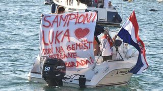 Svečani doček zadarskih Vatrenih: Jedrenjakom Branimir plovili od Gradskog mosta do gata na zadarskoj rivi