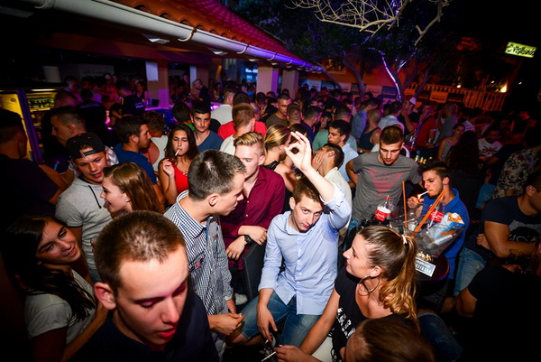 Odlična zabava u Noštromo i Vagabundo barovima na Viru