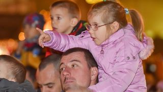 Sv. Nikola s Krampusom i Vilenjakom zabavljao djecu od Kampo Kaštela do Trga Petra Zoranića Sv. Nikola s Krampusom i Vilenjakom zabavljao djecu od Kampo Kaštela do Trga Petra Zoranića