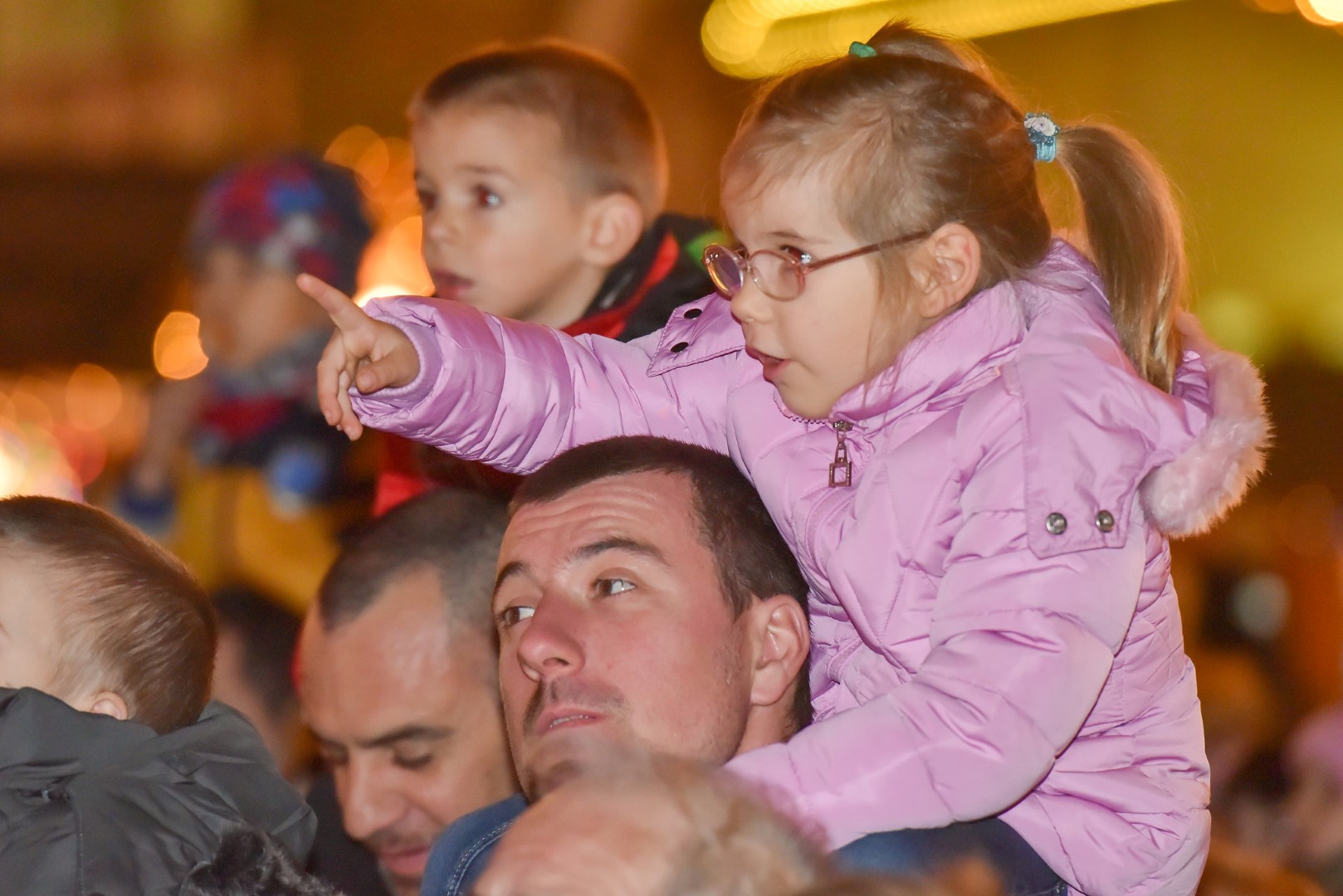 Sv. Nikola s Krampusom i Vilenjakom zabavljao djecu od Kampo Kaštela do Trga Petra Zoranića Sv. Nikola s Krampusom i Vilenjakom zabavljao djecu od Kampo Kaštela do Trga Petra Zoranića