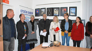 Otvorenje izložbe “Otočni fotografi” u prostorijama udruge za razvitak hrvatskih otoka Otvorenje izložbe “Otočni fotografi” u prostorijama udruge za razvitak hrvatskih otoka