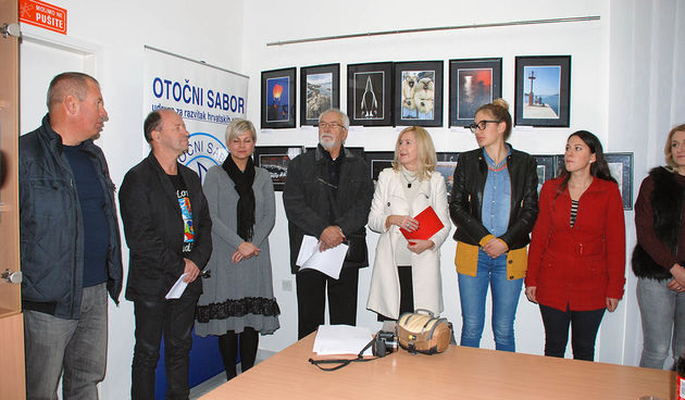 Otvorenje izložbe “Otočni fotografi” u prostorijama udruge za razvitak hrvatskih otoka