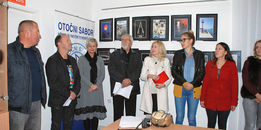 Otvorenje izložbe “Otočni fotografi” u prostorijama udruge za razvitak hrvatskih otoka