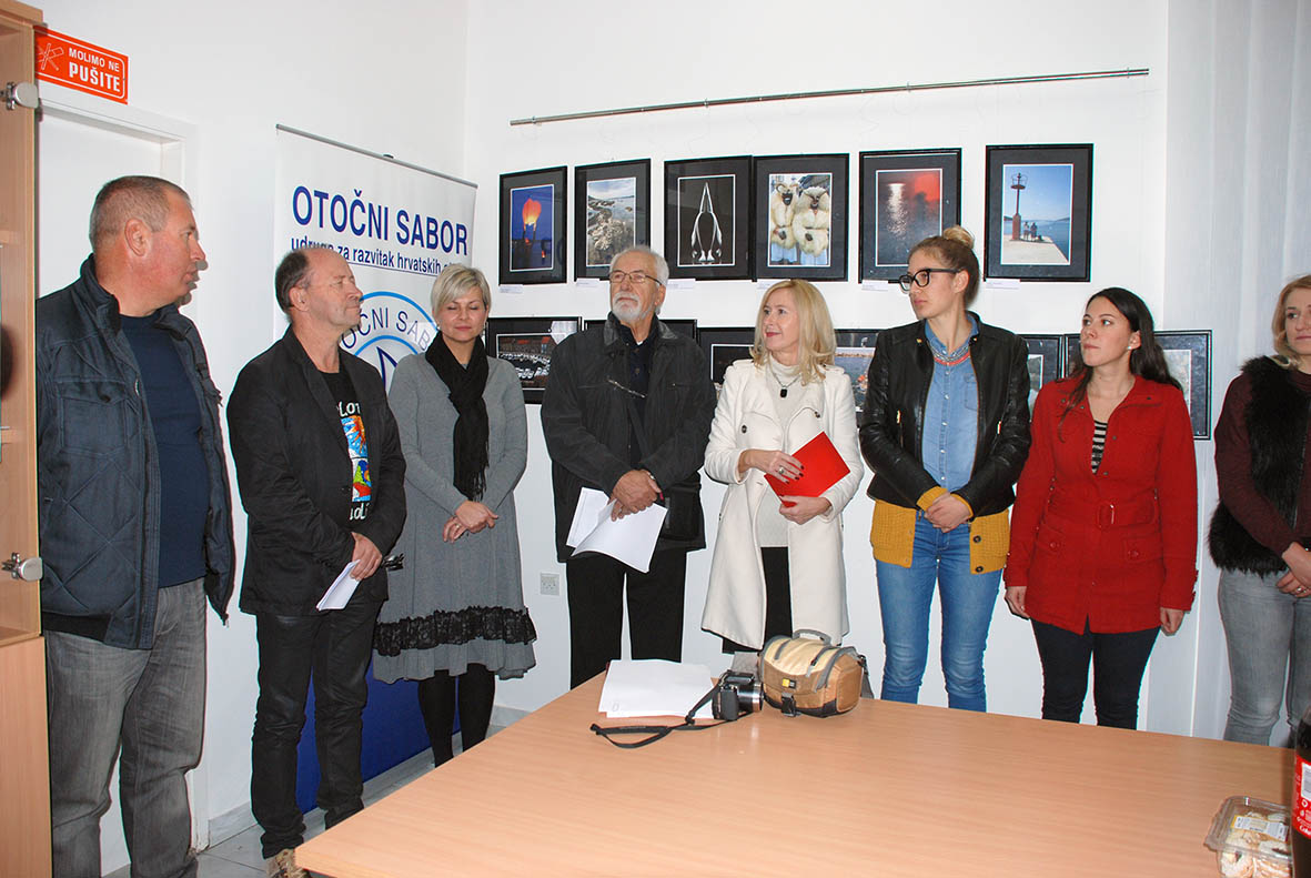Otvorenje izložbe “Otočni fotografi” u prostorijama udruge za razvitak hrvatskih otoka Otvorenje izložbe “Otočni fotografi” u prostorijama udruge za razvitak hrvatskih otoka