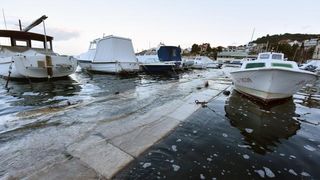 Sibenik – Zbog velike plime u gradu poplavio dio rive u starom dijelu grada Dolcu. Photo: Hrvoje Jelavic/PIXSELL