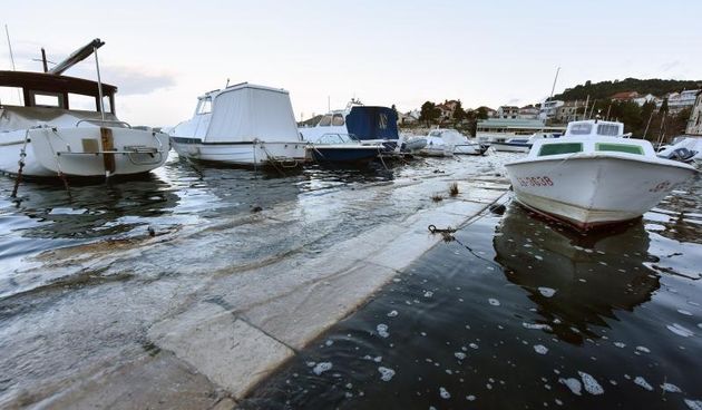 Sibenik – Zbog velike plime u gradu poplavio dio rive u starom dijelu grada Dolcu. Photo: Hrvoje Jelavic/PIXSELL