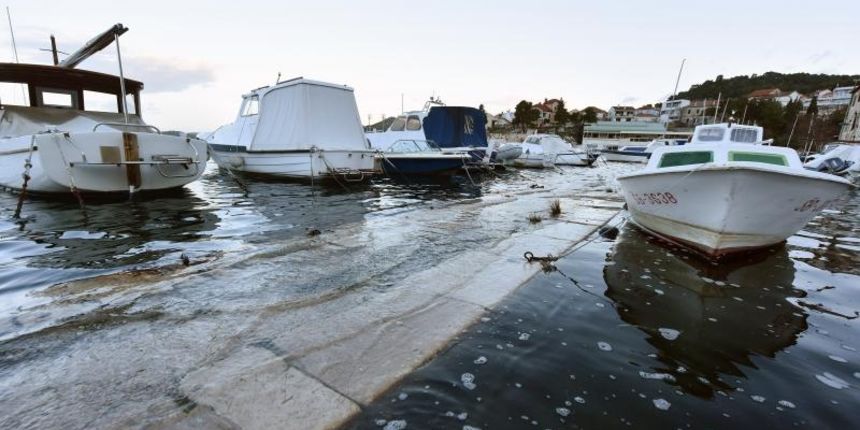 Sibenik – Zbog velike plime u gradu poplavio dio rive u starom dijelu grada Dolcu. Photo: Hrvoje Jelavic/PIXSELL