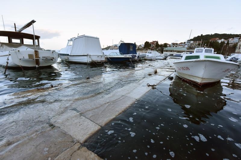 Sibenik – Zbog velike plime u gradu poplavio dio rive u starom dijelu grada Dolcu. Photo: Hrvoje Jelavic/PIXSELL